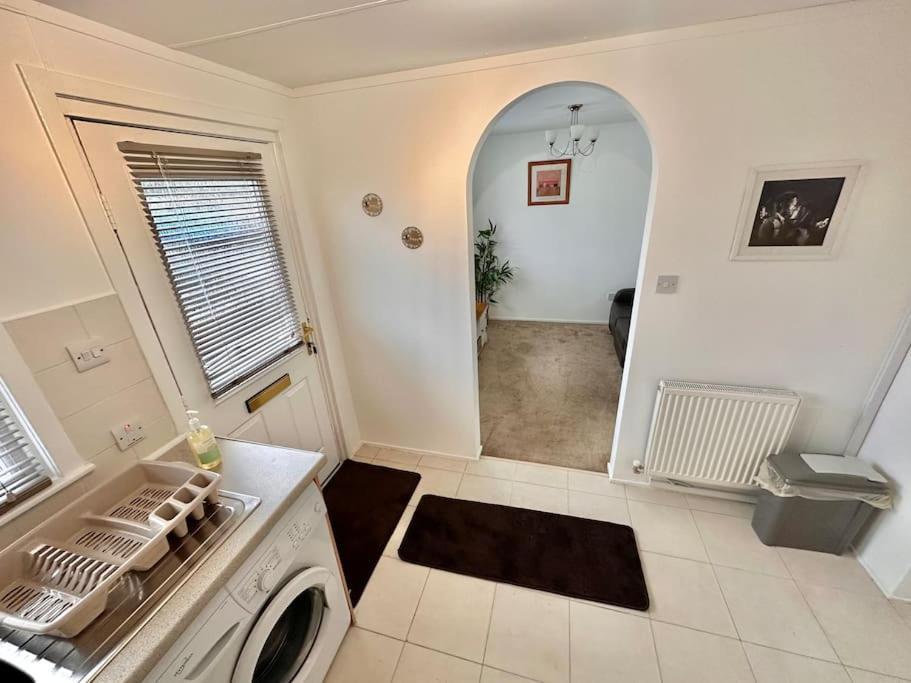 Semi-Detached 1-Bedroom Chalet Uddingston Exterior foto